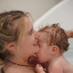 Rosalie Vaillancourt Instagram - Il y a déjà presqu’un an ❤️🥹 Pu jamais de bains toute seule pour les 17 prochaines années! Bonne fête des mères!