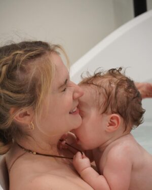 Rosalie Vaillancourt Instagram - Il y a déjà presqu’un an ❤️🥹 
Pu jamais de bains toute seule pour les 17 prochaines années! 
Bonne fête des mères!