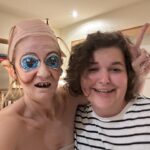 Rosalie Vaillancourt Instagram - Super sexy pour ma soirée costumée. Merci à mes chiens d’avoir accepté gentiment de participer au costume (une chance qu’ils ne peuvent pas parler) J’vais peut-être faire mon show déguisée comme ça la semaine prochaine. J’hésite. Merci à ma Bff pour les yeux super réaliste.