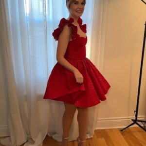 Rosalie Vaillancourt Instagram - Gala des Olivier 2024. Bravo aux animatrices! Une belle job! Juste vous dire que ce que vous voyez quand on est sur les tapis rouges, c’est pas la réalité. J’ai un maquilleur professionnel qui mis 20 minutes à me badigeonner de crème bronzante sinon j’ai autant de veines que des pis de vaches. Merci @etiberger pour tout. Merci aussi @pinketpollie pour les ongles Merci @oliauger de t’occuper de la petite pendant que je me pavane