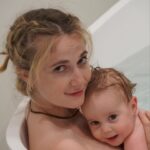 Rosalie Vaillancourt Instagram - Il y a déjà presqu’un an ❤️🥹 Pu jamais de bains toute seule pour les 17 prochaines années! Bonne fête des mères!