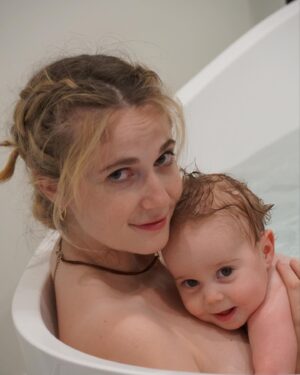 Rosalie Vaillancourt Instagram - Il y a déjà presqu’un an ❤️🥹 
Pu jamais de bains toute seule pour les 17 prochaines années! 
Bonne fête des mères!