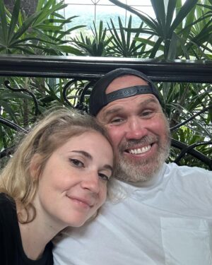 Rosalie Vaillancourt Instagram - Il y a deux mois, je partais pour @smditva . J’y allais parce que je me disais que c’était comme un camp de vacances pour adulte mais où je suis payée. Finalement, ça a été l’aventure d’une vie. Je suis encore traumatisée mais tellement heureuse de cette aventure. Et j’en sors avec un nouveau best friend @davemorissette36 . On se parle tous les jours et c’est une des plus belles amitiés que j’ai eue à ce jour. Merci tellement à l’équipe pour ce tournage inoubliable et effrayant. Hâte que vous voyez à quel point je suis chochotte.