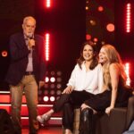 Rosalie Vaillancourt Instagram - Je suis sur un petit nuage depuis le tournage de mon @endirectdelunivers Je suis bien entourée dans la vie; j’ai une famille aimante, un copain adorable, des amis fantastiques, une gérante magique. J’étais contente de pouvoir le montrer aux gens. Je suis contente que vous ayez pu me connaître un peu plus. Et tout ça, c’est grâce au travail immense de France et de son équipe qui ont été tellement doux, gentils et patients. Je suis tellement reconnaissante. Je suis contente que mon amie franco-ontarienne aie chanté une chanson nationaliste québécoise. Je suis heureuse qu’on aie parlé de mon désarroi que Gilles Vigneault ne soit plus sur Spotify. Je capote d’avoir entendu un rap sur la ménopause. J’en reviens pas de la voix cassée de mon copain qui me chante des chansons d’amour avec les plus beaux yeux de la terre. Je suis fière d’avoir montré que « les jeunes » on écoute de la musique en français. Je suis tellement touchée quand je vois ma meilleure amie chanter avec tout son cœur avec son frère. Je braille quand je pense à mon cousin qui joue du violon que pour moiiii. Je suis saisie que mon père aie été tellement à l’aise dans sa chanson qu’il a même fait quelques mouvements de danse. Je pleure en pensant à ma soeur qui n’a jamais voulu qu’on la prenne en photo, chanter une chanson d’Adibou fête Noël. Je trouve hilarant de voir un homme d’une soixantaine d’année (Jean-Sébastien Girard) chanter qu’il aime son corps. Je suis encore crampée de penser qu’Alain Gravel aie chanté Baby Shark. Je veux toute toute toute la vivre ma vie. Surtout si c’est avec vous. Et surtout s’il y a UN PEU DE SAUCE!! Nous ne sommes pas toujours ce que les gens attendent de nous et c’est ce que je préfère faire dans la vie, surprendre. Sur ce je m’en vais réécouter 9888 fois Sam Breton qui danse mal entouré d’enfants.