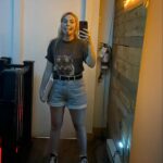 Rosalie Vaillancourt Instagram - Quand je regarde des photos de mon rodage des 8 derniers mois, ce que je vois, c’est moi heureuse. Heureuse et confiante comme je ne l’ai jamais été. C’est le sentiment que j’ai depuis que je travaille sur ce spectacle. Ma vie a tellement changé avec l’arrivée d’un bébé et je suis contente de dire qu’elle a changé pour le mieux. Il ne reste que peu de dates de rodage, ma première est dans seulement quelques semaines et je tiens à dire merci à tous ceux qui sont venus voir mon premier jet. J’espère que vous allez être présents aussi pour mon vrai jet. Vous êtes extraordinaires, merci de me permettre de rêver et de vous raconter ma vie. J’adore quand vous venez me dire que vous aussi vous êtes comme moi: conne. Ça me fait plaisir. On a une belle tournée qui s’annonce, n’hésitez pas à venir voir les derniers rodages ou encore de prendre vos billets une fois le spectacle lancé. Je veux faire une courte tournée, donc c’est maintenant!