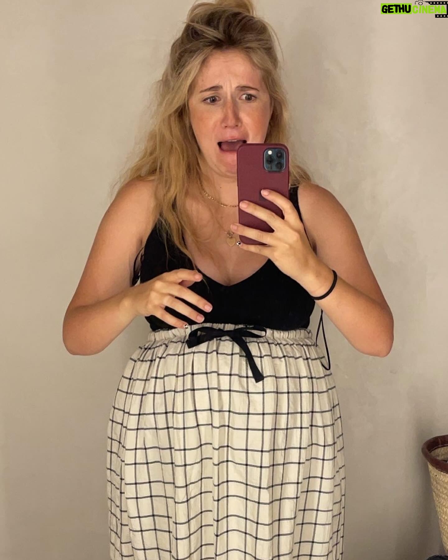 Rosalie Vaillancourt Instagram - Fête des mères: cadeau de dernière minute!? Des billets pour mon spectacle Milf! Par contre, attention de lui donner avec une couche parce que ça se peut qu’elle s’échappe. Vous pouvez aussi acheter des fleurs mais c’est super plate parce que votre mère rira pas du tout. Je profite de ce post 100% pub pour dire aussi bonne fête aux MILF du Québec.