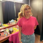 Rosalie Vaillancourt Instagram - Quand je regarde des photos de mon rodage des 8 derniers mois, ce que je vois, c’est moi heureuse. Heureuse et confiante comme je ne l’ai jamais été. C’est le sentiment que j’ai depuis que je travaille sur ce spectacle. Ma vie a tellement changé avec l’arrivée d’un bébé et je suis contente de dire qu’elle a changé pour le mieux. Il ne reste que peu de dates de rodage, ma première est dans seulement quelques semaines et je tiens à dire merci à tous ceux qui sont venus voir mon premier jet. J’espère que vous allez être présents aussi pour mon vrai jet. Vous êtes extraordinaires, merci de me permettre de rêver et de vous raconter ma vie. J’adore quand vous venez me dire que vous aussi vous êtes comme moi: conne. Ça me fait plaisir. On a une belle tournée qui s’annonce, n’hésitez pas à venir voir les derniers rodages ou encore de prendre vos billets une fois le spectacle lancé. Je veux faire une courte tournée, donc c’est maintenant!