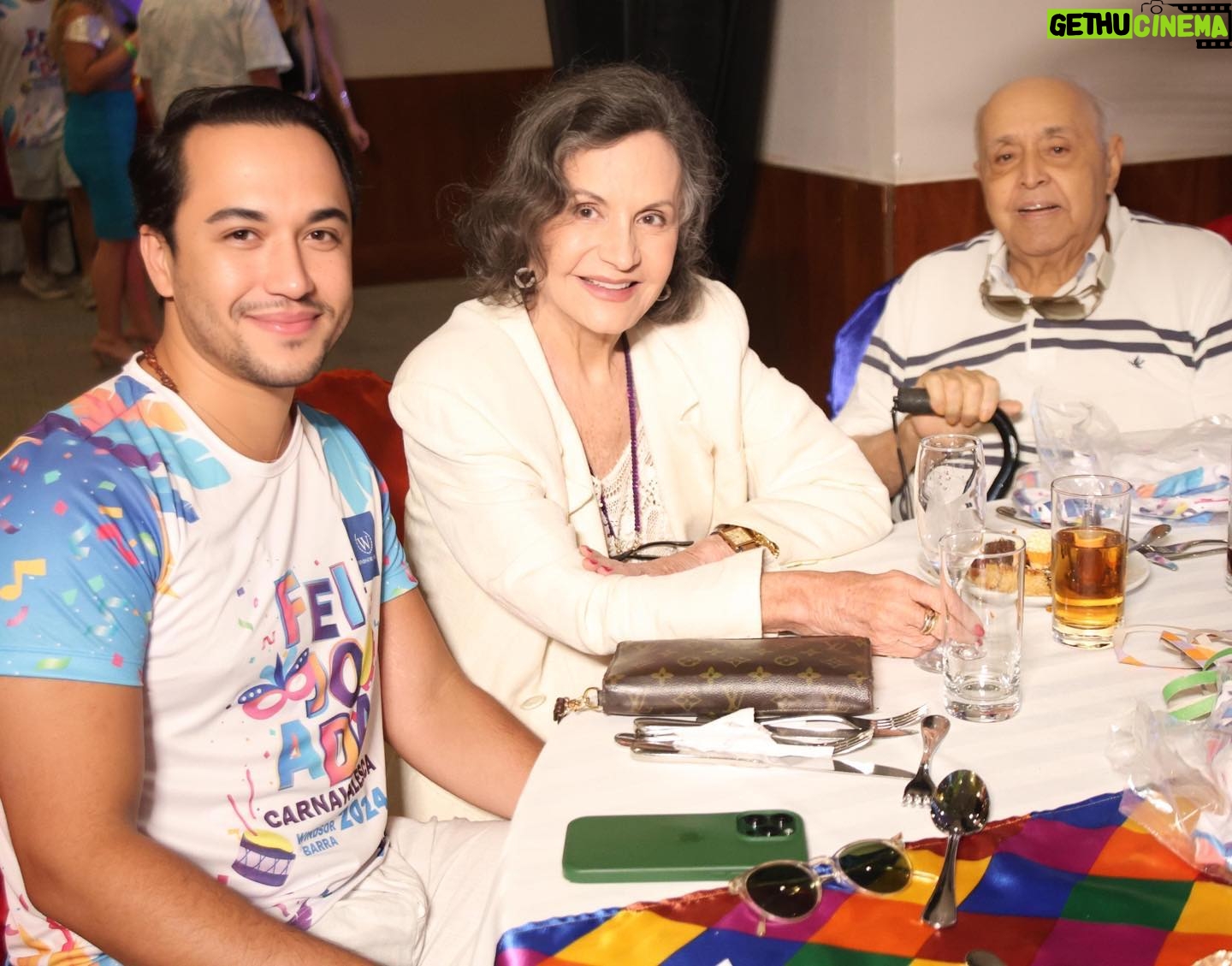 Rosamaria Murtinho Instagram - COM VINICIUS BELO E MAURÃO NA FEIJOADA DO HOTEL WIDSOR——DELÍCIA