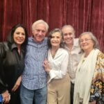 Rosamaria Murtinho Instagram - A noite que marcou o final da temporada da peça SER ARTISTA no Teatro dos 4 (Shopping da Gávea - RJ). Na foto vemos Maria Luiza de Mendonça, José Dias (autor do centenário), Rosamaria Murtinho, Marcelo Del Cima e Tânia Brandão. A linda temporada de SER ARTISTA que se encerrou ontem, dia 9 de maio de 2024, contou sempre com prestigiados artistas na plateia. A homenageada de ontem foi a atriz Natalia Timberg que se emocionou ao ver o espetáculo pela segunda vez e recebeu flores e todo o carinho de Leona Cavalli e Anderson Müller. Além de Beth Goulart, que assinou a direção e dos autores do espetáculo Regiana Antonini e Marcus Montenegro, a noite estava iluminada também com a presença de Rosamaria Murtinho. #rosamariamurtinho #marcelodelcima @roseiramur @montenegrotalentsoficial @joses.dias2020 @taniabrandao15