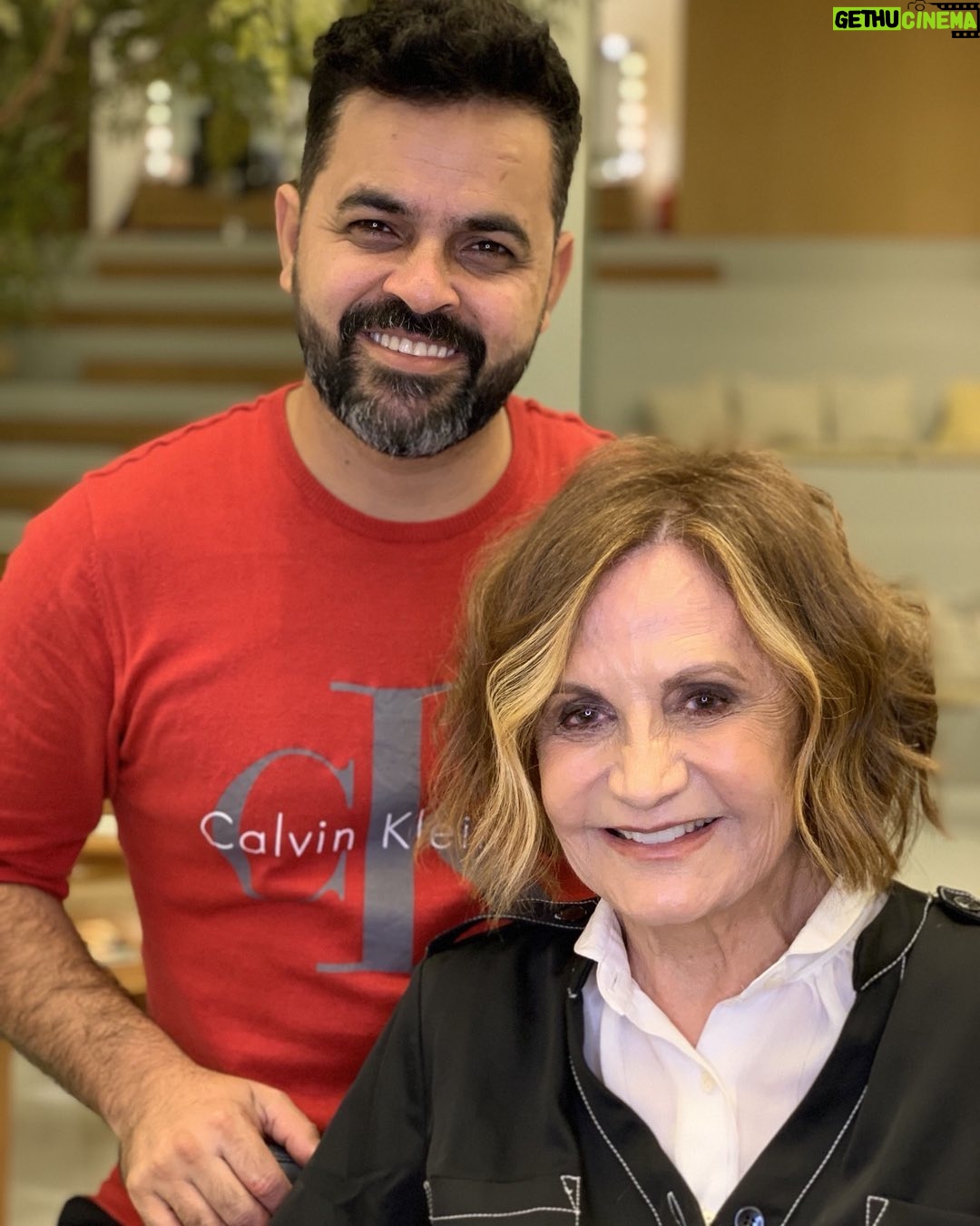Rosamaria Murtinho Instagram - #tbt. Com o querido Vanderley, em 2019–olha o cabelo: tão atual , já naquela época