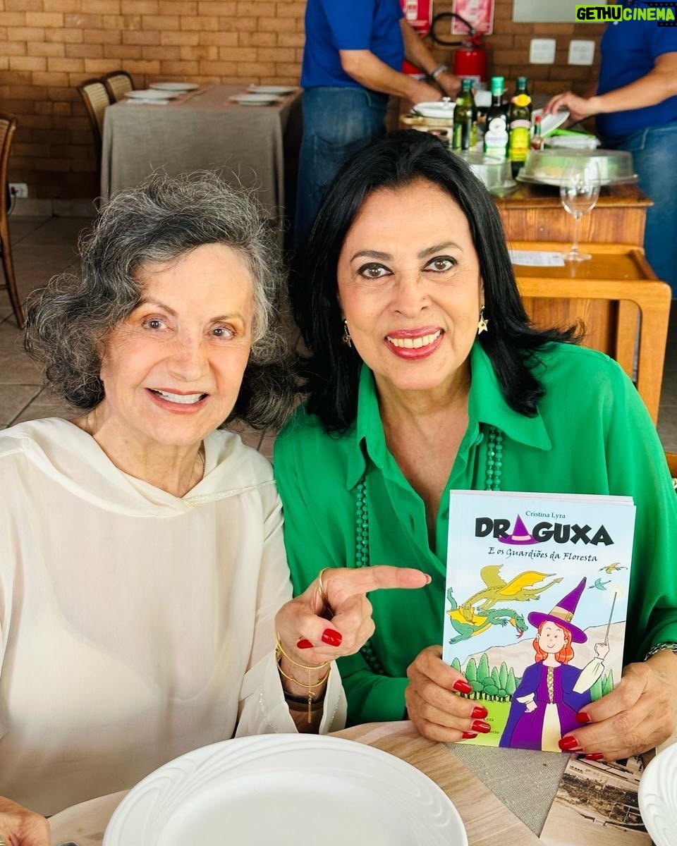 Rosamaria Murtinho Instagram - Marimbás,com Maria Luisa de Mendonça e o livro delicioso de Cristina Lyra