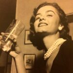 Rosamaria Murtinho Instagram - Rosamaria Murtinho - Carreira Voltando ao Brasil, começou a trabalhar na televisão, ao mesmo tempo em que fazia teatro, com o Teatro dos Sete, que era de Fernanda Montenegro, Fernando Torres, Sérgio Britto e outros, por volta de 1955. Participou nessa época do programa Câmera Um, de Jacy Campos, que montava todo o espetáculo usando apenas uma câmera. Depois Rosamaria foi do Rio para São Paulo, participando de grandes peças, dentre as quais O Canto da Cotovia, A Rosa Tatuada e Manequim. Foi numa dessas montagens que viria a conhecer o ator Mauro Mendonça, com quem se casou em 1959. Dependendo de seus trabalhos e dos de Mauro em televisão e teatro, a vida de Rosamaria sempre esteve entre a “terra da garoa” e a “cidade maravilhosa”. Trabalhou na TV Tupi e, contratada pela TV Excelsior, mudou-se para São Paulo, onde participou de telenovelas como A Moça que Veio de Longe, A Muralha, Sangue do Meu Sangue, Os Estranhos, entre outras. Em 1972, estreou na TV Globo, participando de O Primeiro Amor, e onde outras telenovelas de sucesso se seguiram. (Continue lendo no Wikipedia) Foto: Coleção Aplausos Info: Wikipedia Colorização: @coresdopassado1 • • • • • #mauromendonça #mauromendonçafilho #mauromendonçaerosamariamurtinho #rosamariamurtinho #rosamariamurtinho60anosdecarreira #rosamariamurtinhofc #rosamariamurtinho🌹 #rosamariamurtinhodiva #novela #novelabrasileira #teledramaturgia #memóriateledramatúrgica #colorização #colorizacao #amuralha #colorization #colorizationphotos #colorizaçãodigital #restauracaofoto #restauraçãofotografica #brasil #brazil #portugal🇵🇹 #france🇫🇷 #italy🇮🇹 #deutschland🇩🇪 #argentina🇦🇷