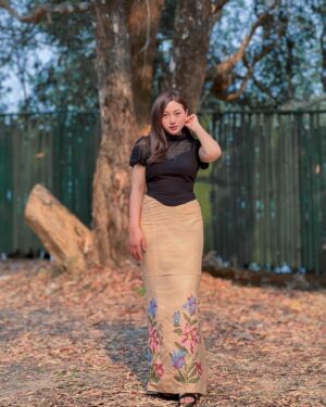 Rosangpuii Ralte Instagram - Top— @abbacy_official 🖤
Puan— @zamzo_handloom 💛