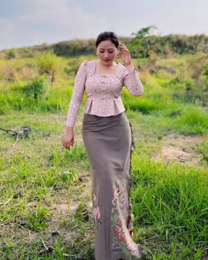 Rosangpuii Ralte Instagram - Top- @abbacy_official 💓
Puan- @zamzo_handloom 💓

#mizo #mizopuan #sunday #sundaytop #zamzo #handloom #abbacy
