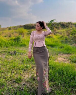 Rosangpuii Ralte Instagram - Top- @abbacy_official 💓
Puan- @zamzo_handloom 💓

#mizo #mizopuan #sunday #sundaytop #zamzo #handloom #abbacy