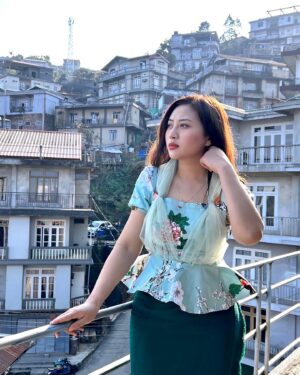 Rosangpuii Ralte Instagram - Wishful thinking 🥶
Top: @abbacy_official 
Puan: @zamzo_handloom