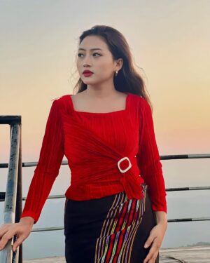 Rosangpuii Ralte Instagram - ♥️
Top: @abbacy_official
Min rawn zawt tel sup sup siaa- ka hmui hnawih hi RINI HLONDO X BECKY ZOTE-shades 5 aww mawi turu💄💄
