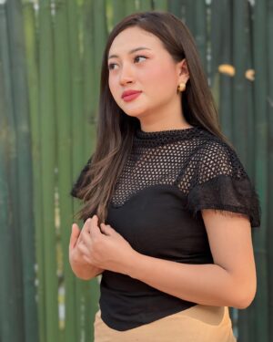 Rosangpuii Ralte Instagram - Top— @abbacy_official 🖤
Puan— @zamzo_handloom 💛