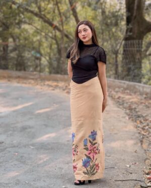 Rosangpuii Ralte Instagram - Top— @abbacy_official 🖤
Puan— @zamzo_handloom 💛