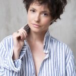 Rosanne Mulholland Instagram - Já estão disponíveis dois episódios de "Penumbra", história escrita por mim pra Radio Filmes do Impossível. Um pequeno filme sonoro feito para a imaginação. Tenho o privilégio por ter meu trabalho dirigido por @jose_eduardo_belmonte , contando ainda com @julianadidone , @marciovito e @otaviomuller_ em participação mais que especial. Estou muito honrada e, sim, me achando! 😜 Link para o Podcast na bio. Vai lá! Essa foto que amo é de @virnasantolia , com minha equipe amada: beleza da @makegonzovivi , look de @garandrastyle e joias de @marciaelpern Vou citar aqui também @ezequielblanc , que corta meus cabelos de forma que conseguimos resultados diversos em fotos que amo. #PraTodosVerem possui texto alternativo