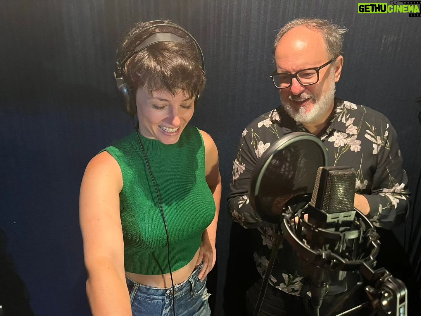 Rosanne Mulholland Instagram - Ano que vem faço minha estreia na Radio Filmes do Impossível. Primeiramente, como roteirista da história PENUMBRA, protagonizada por @julianadidone . Em seguida, como atriz, na história ALARME, de @jose_eduardo_belmonte , que é também diretor e criador desse projeto, além de meu amigo e diretor preferido. Quem ainda nâo conhece, são pequenos filmes sonoros para a imaginação. Já tem episódios de duas histórias disponíveis no Spotfi e no Deezer - @filmesdoimpossivel ✨️