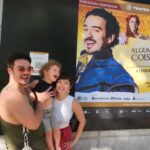 Rosanne Mulholland Instagram – Hoje é o dia do meu amor. Ele que ilumina qualquer lugar por onde passa com alegria, humor, música, inteligência e talento. Tem o coração do tamanho de um transatlântico. É puro afeto, charme e ousadia. É um privilégio desvendar suas camadas e conhecer sempre um pouco mais de você, meu amor. Sua mulher e seu filho são loucos em você. Seja feliz! Te amo tantão!
#PraTodosVerem A primeira foto mostra Marcos vestido de branco com as mãos no bolso e um fundo colorido em tons pastéis. A segunda foto mostra ele com Rosanne e o filho sorrindo ao lado do cartaz do musical “Alguma Coisa Podre”. A terceira foto mostra Marcos de óculos escuros com o filho pendurado nas costas. A terceira foto mostra Marcos e Rosanne abraçados em uma praia. E a última foto mostra Marcos beijando o filho, que está eufórico.