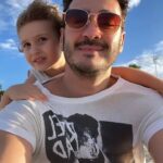 Rosanne Mulholland Instagram – Hoje é o dia do meu amor. Ele que ilumina qualquer lugar por onde passa com alegria, humor, música, inteligência e talento. Tem o coração do tamanho de um transatlântico. É puro afeto, charme e ousadia. É um privilégio desvendar suas camadas e conhecer sempre um pouco mais de você, meu amor. Sua mulher e seu filho são loucos em você. Seja feliz! Te amo tantão!
#PraTodosVerem A primeira foto mostra Marcos vestido de branco com as mãos no bolso e um fundo colorido em tons pastéis. A segunda foto mostra ele com Rosanne e o filho sorrindo ao lado do cartaz do musical “Alguma Coisa Podre”. A terceira foto mostra Marcos de óculos escuros com o filho pendurado nas costas. A terceira foto mostra Marcos e Rosanne abraçados em uma praia. E a última foto mostra Marcos beijando o filho, que está eufórico.