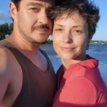 Rosanne Mulholland Instagram – Hoje é o dia do meu amor. Ele que ilumina qualquer lugar por onde passa com alegria, humor, música, inteligência e talento. Tem o coração do tamanho de um transatlântico. É puro afeto, charme e ousadia. É um privilégio desvendar suas camadas e conhecer sempre um pouco mais de você, meu amor. Sua mulher e seu filho são loucos em você. Seja feliz! Te amo tantão!
#PraTodosVerem A primeira foto mostra Marcos vestido de branco com as mãos no bolso e um fundo colorido em tons pastéis. A segunda foto mostra ele com Rosanne e o filho sorrindo ao lado do cartaz do musical “Alguma Coisa Podre”. A terceira foto mostra Marcos de óculos escuros com o filho pendurado nas costas. A terceira foto mostra Marcos e Rosanne abraçados em uma praia. E a última foto mostra Marcos beijando o filho, que está eufórico.
