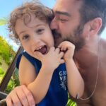 Rosanne Mulholland Instagram – Hoje é o dia do meu amor. Ele que ilumina qualquer lugar por onde passa com alegria, humor, música, inteligência e talento. Tem o coração do tamanho de um transatlântico. É puro afeto, charme e ousadia. É um privilégio desvendar suas camadas e conhecer sempre um pouco mais de você, meu amor. Sua mulher e seu filho são loucos em você. Seja feliz! Te amo tantão!
#PraTodosVerem A primeira foto mostra Marcos vestido de branco com as mãos no bolso e um fundo colorido em tons pastéis. A segunda foto mostra ele com Rosanne e o filho sorrindo ao lado do cartaz do musical “Alguma Coisa Podre”. A terceira foto mostra Marcos de óculos escuros com o filho pendurado nas costas. A terceira foto mostra Marcos e Rosanne abraçados em uma praia. E a última foto mostra Marcos beijando o filho, que está eufórico.