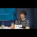 Rosanne Mulholland Instagram – Eu nunca pensei que faria um videocast, que conduziria um bate-papo em que contaria coisas da minha vida. Porém, a vida não cansa de ser surpreendente. A minha longa amizade com @deinha.neves inspirou @agrandebeleza – um espaço em que mulheres maravilhosas com diferentes atravessamentos refletem com a gente sobre o universo feminino. Conversas com foco nas diferentes experiências em ser mulher. Nada como um bom propósito pra gente apostar em algo novo. Aqui postei só um pouquinho sobre mim. Mas o projeto é coletivo, é sobre nós! A Grande Beleza está nas múltiplas possibilidades em ser mulher. Vai lá conhecer nosso canal!!!
#pratodosverem Rosanne, mulher branca de cabelos curtos, fala ao microfone em um estúdio.