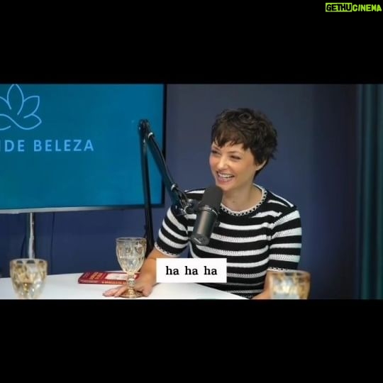 Rosanne Mulholland Instagram - Eu nunca pensei que faria um videocast, que conduziria um bate-papo em que contaria coisas da minha vida. Porém, a vida não cansa de ser surpreendente. A minha longa amizade com @deinha.neves inspirou @agrandebeleza - um espaço em que mulheres maravilhosas com diferentes atravessamentos refletem com a gente sobre o universo feminino. Conversas com foco nas diferentes experiências em ser mulher. Nada como um bom propósito pra gente apostar em algo novo. Aqui postei só um pouquinho sobre mim. Mas o projeto é coletivo, é sobre nós! A Grande Beleza está nas múltiplas possibilidades em ser mulher. Vai lá conhecer nosso canal!!! #pratodosverem Rosanne, mulher branca de cabelos curtos, fala ao microfone em um estúdio.