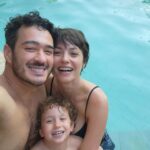 Rosanne Mulholland Instagram – Não era sonho sonhado. A realidade que revelou o sonho. Um sonho perdido, que não suportou ficar no escuro. Saltou pra luz e se fez visto. Sentido. Um sonho feito de cores, de cheiros, de sons, de pele, de suor e aconchego. Um sonho que tem seu próprio tempo, sua própria música, sua própria brisa. Impossível não notar, impossível não amar, impossível não sonhar. Um lindo final de semana pra todos!
#PraTodosVerem Marcos, um homem branco de cabelos escuros, Rosanne, mulher branca de cabelos curtos, e o filho do casal, menino de 3 anos com cabelos claros cacheados, estão sorrindo abraçados na piscina. Fim da descrição.