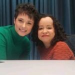 Rosanne Mulholland Instagram – É com muita alegria que estamos trazendo ao mundo o videocast “A Grande Beleza “, fruto de uma grande amizade e longas e profundas conversas regadas a vinho rosé.
Ao longo do tempo nós percebemos como essas trocas são enriquecedoras e como determinadas experiências poderiam ser vivenciadas de maneiras tão diversas porque, mesmo se tratando de duas mulheres, somos vistas pelo mundo de maneiras diferentes.
Somos duas mulheres de pele clara, viemos da mesma camada social, somos artistas mas, enquanto uma é uma mulher com deficiência, a outra é uma mulher sem deficiência. Enquanto uma de nós é lida como dentro de um padrão estético, a outra é tida como fora desse mesmo padrão. E é esse julgamento que fazem dos nossos corpos que produz experiências tão diferentes dentro desse imenso espectro que é ser mulher.
Nossa convivência nos fez compreender que vivenciamos a interseccionalidade esse tempo todo mesmo que esse termo tenha entrado em nossas vidas tempos depois.
Por isso se tornou uma necessidade para nós expandir essas trocas e compartilhar nossas vivências com outras tantas, potentes, únicas, encantadoras e diversas mulheres.
Por isso criamos “A Grande Beleza” e queremos amplificar para o mundo que “A Grande Beleza está nas múltiplas possibilidades de ser mulher. ”
#PraTodosVerem : vídeo com Rosanne, mulher branca, com cabelos castanhos e curtos. Ela veste uma blusa verde de manga comprida e gola alta. Ao seu lado está Andréa, mulher de pele clara com cabelos castanhos, cacheados, na altura dos ombros. Ela veste uma blusa de manga curta cor de telha. Elas estão em um estúdio com paredes esverdeadas e sentadas na lateral de uma mesa branca. Ao fundo uma TV com a logomarca de A Grande Beleza. Fim da descrição.