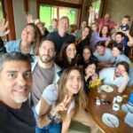 Rosanne Mulholland Instagram - Quando a gente perde o timing, faz o que? Um belo #tbt 😁 Não podia deixar de postar esse grupo lindo com quem passei a virada. Obrigada pela companhia, o afeto e a alegria, amigos! 🥂