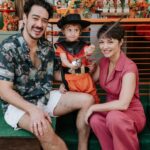 Rosanne Mulholland Instagram – Era pra ser só um bolinho, mas com @lorenaduquefestas tudo fica melhor. Agradeço de coração o carinho e o bom gosto. Sem contar que tudo estava uma delícia! 😍😋

Agradeço de coração também a @babuskafotografia que nos acompanha com carinho e delicadeza desde a gestação. Momentos incríveis registrados com olhar sensível e amoroso. 💛💛💛

@captaincolors 
@almeidadesignerfloral 
@danidfariadoces 
@licalima_bolos 

Obrigada também @cristalgourmetrj que nos acompanha com seus maravilhosos brownies desde sempre!!! 😝🥰

VIVA DAVI!!!! ❤️❤️❤️❤️❤️