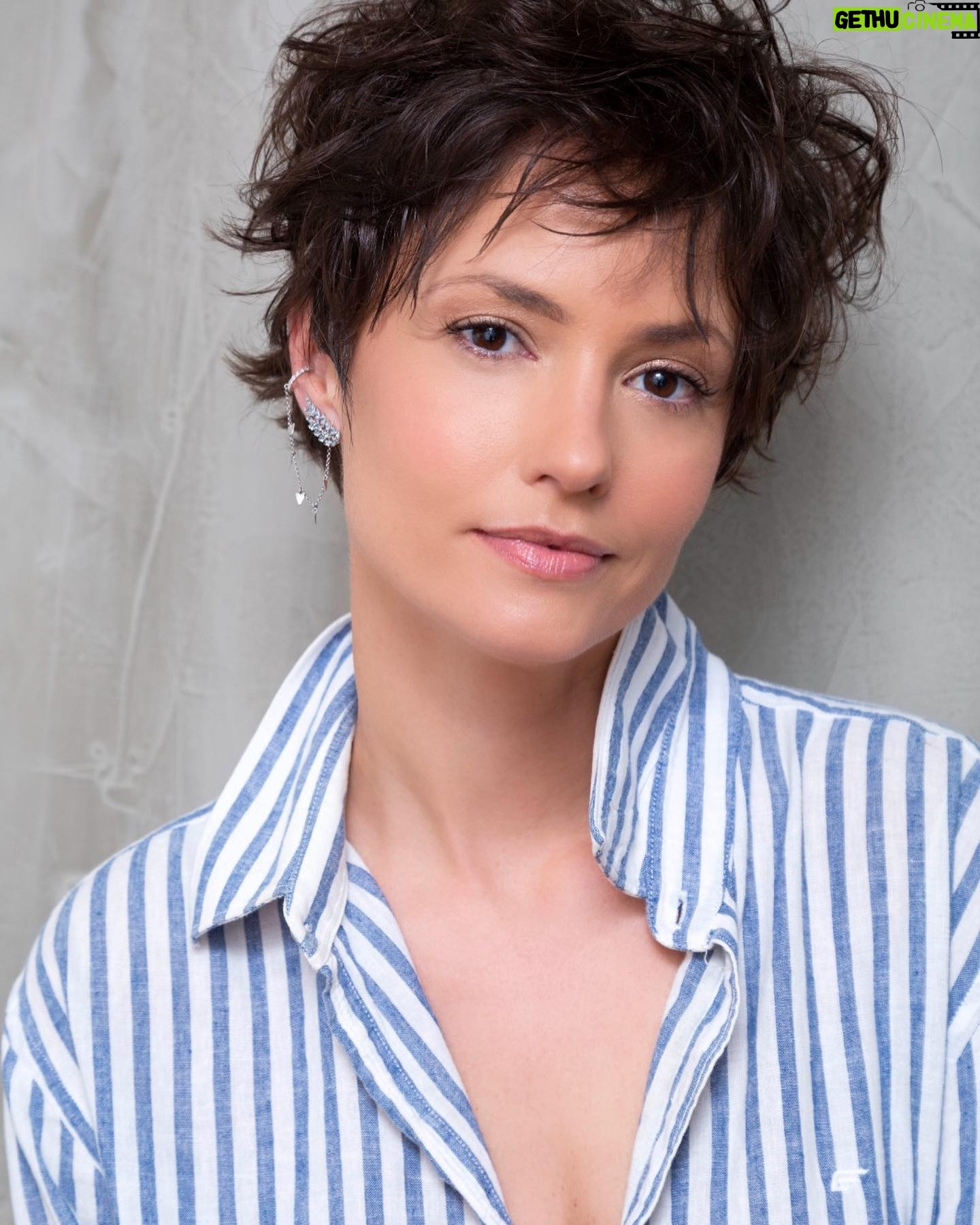 Rosanne Mulholland Instagram - Rosanne Mulholland é a nova agenciada do #castingtrevo Rosanne iniciou sua carreira no ano de 2001 com o curta-metragem “Dez Dias Felizes”, de José Eduardo Belmonte. Desde de então Rosanne atuou em diversos papéis de destaque na televisão e no cinema. Por “Falsa Loura” recebeu diversos prêmios na categoria de “melhor atriz”. Na TV vale destacar sua participação em “Malhação - toda forma de amar”, na Rede Globo e Carrossel, no SBT. Quer conhecer um pouco mais sobre a carreira da atriz? Acesse o site da Trevo, on-link está na Bio. Fotos: Virna Santolia