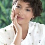 Rosanne Mulholland Instagram – Cara de plena pra começar a semana! ✨️ 

Foto: @virnasantolia 
Styling: @garandrastyle 
Beleza: @makegonzovivi 
Joias: @marciaelpern