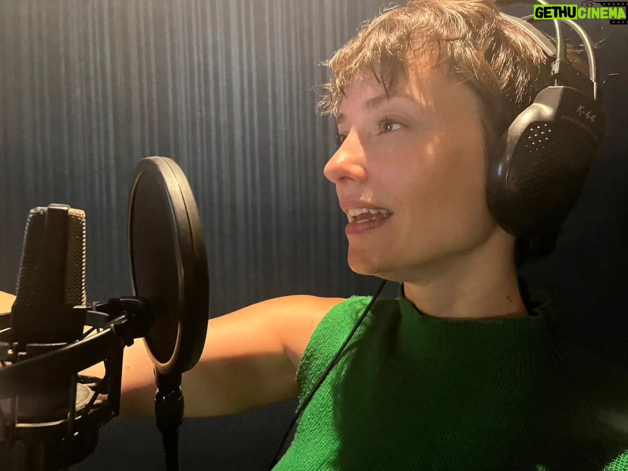 Rosanne Mulholland Instagram - Ano que vem faço minha estreia na Radio Filmes do Impossível. Primeiramente, como roteirista da história PENUMBRA, protagonizada por @julianadidone . Em seguida, como atriz, na história ALARME, de @jose_eduardo_belmonte , que é também diretor e criador desse projeto, além de meu amigo e diretor preferido. Quem ainda nâo conhece, são pequenos filmes sonoros para a imaginação. Já tem episódios de duas histórias disponíveis no Spotfi e no Deezer - @filmesdoimpossivel ✨️