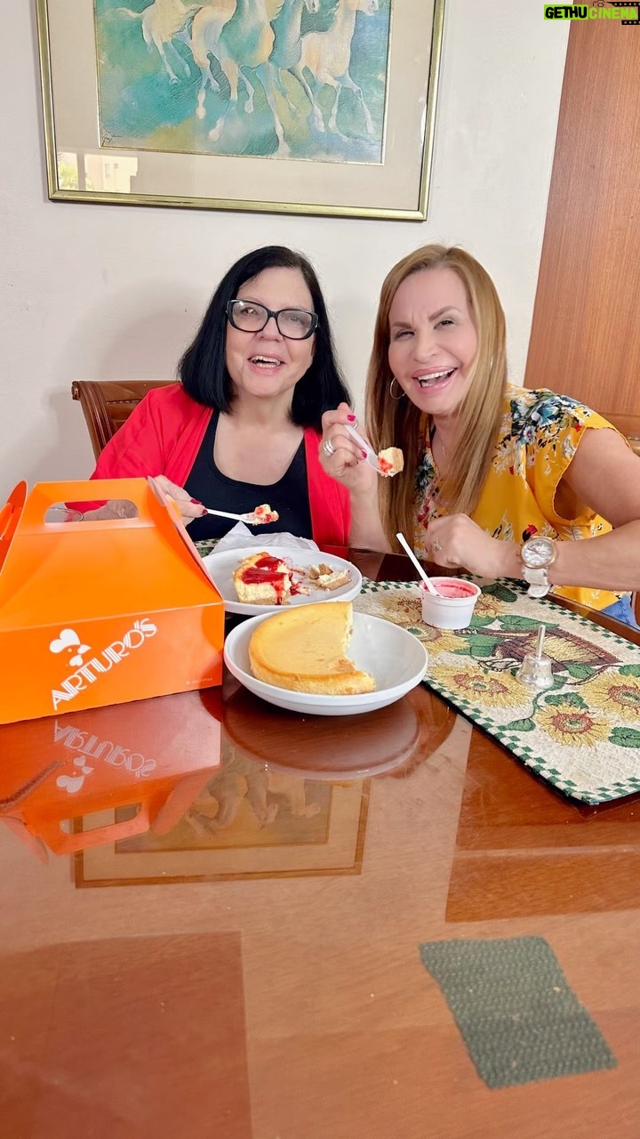 Rosario Prieto - 1.6K Likes - Hoy seguimos con esta sección y compartiendo la mesa con este delicioso pollo @arturosdeverdad con mi niña @ivettedominguez @lacoloquialdevenezuela
Hoy les tenemos un cuento buenísimo de grandes actores de la tv como mi medio moreno @virguezfranklin
Que les pareció esta historia??
