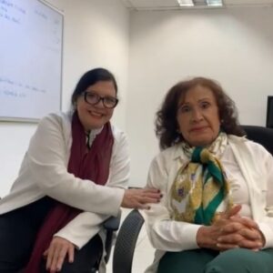 Rosario Prieto Instagram - Y aquí estamos, juntas de nuevo. 🎬

Un reencuentro muy especial con mi hermana @rosarioprietop apoyando a jóvenes maravillosos y talentosos, estudiantes de audiovisuales de la Escuela de Medios y Producción Audiovisual. @laempa_ 

Un cortometraje muy hermoso que están realizando estos muchachos para optar por el título de Realizadores Audiovisuales. ¡No se pierdan pronto este hermoso proyecto! 🎬📽 

Director: @e.s.esquivel999
Productor: @ayrtonsguilarte
.
.
.
.
#actrices #actricesvenezolanas #rosarioprieto #diliawaikkaran
#audiovisuales #cortometraje #cine