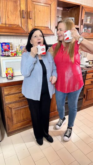 Rosario Prieto Instagram - Colos un #domingodedominguez té tomas el café @tigovenezuela con tú madre de la TV @rosarioprietop 😄❤️☕️
.
..
Pero al final quiere que lo cambie, vean lo ocurrente que es mi madre de la TV nos enseña cómo tomarnos el café con los productos @tigovenezuela 🤪🤨
.
..
Estoy feliz porque la situación de @rosarioprietop se solvento, ya está en sus exámenes pre-operatorios y pronto podrá someterse a la cirugía que tanto requiere.
.
..
Aprovecho para agradecer a todas las personas que colaboraron con su campaña y a nuestro gremio por difundir la campaña.
.
Te amo madre @rosarioprietop gracias por guiarme en mi camino cuando llegue a la televisión📺 Oite 
.
..
Abro comentarios:
- Como les gusta el café??

#domingo #cafe #amor #apoyo #humor #chocolate #tigolac #galleta #tigo #actriz