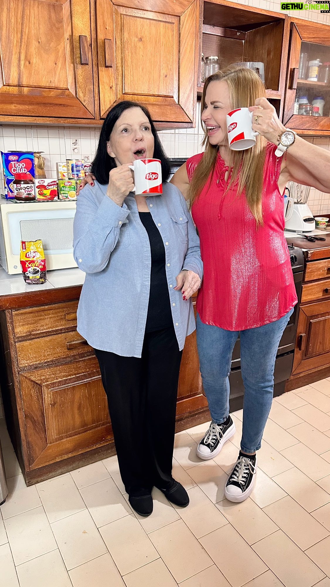 Rosario Prieto - 5K Likes - Colos un #domingodedominguez té tomas el café @tigovenezuela con tú madre de la TV @rosarioprietop 😄❤️☕️
.
..
Pero al final quiere que lo cambie, vean lo ocurrente que es mi madre de la TV nos enseña cómo tomarnos el café con los productos @tigovenezuela 🤪🤨
.
..
Estoy feliz porque la situación de @rosarioprietop se solvento, ya está en sus exámenes pre-operatorios y pronto podrá someterse a la cirugía que tanto requiere.
.
..
Aprovecho para agradecer a todas las personas que colaboraron con su campaña y a nuestro gremio por difundir la campaña.
.
Te amo madre @rosarioprietop gracias por guiarme en mi camino cuando llegue a la televisión📺 Oite
.
..
Abro comentarios:
- Como les gusta el café??
#domingo #cafe #amor #apoyo #humor #chocolate #tigolac #galleta #tigo #actriz