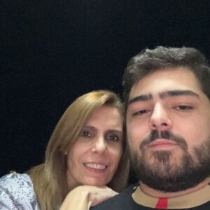 Rosario Prieto Instagram - Feliz cumpleaños!!! Este galán es ni nieto Luis Alejandro @luisf02 , 21 años 🎉el  dueño de mis abrazos .  Gracias Carolina , gracias José Luis por tan hermoso regalo..