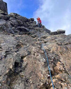 Rose Reynolds Instagram - Sent my first proper Munro with John and Sarah!!
Scrambling scree, technical mini climbs and traverses to lunch at the summit. Wild. 💚