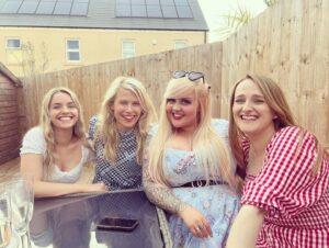 Rose Reynolds Instagram - Jubilee Dump. 🫅 💫🌝
#frieeends
