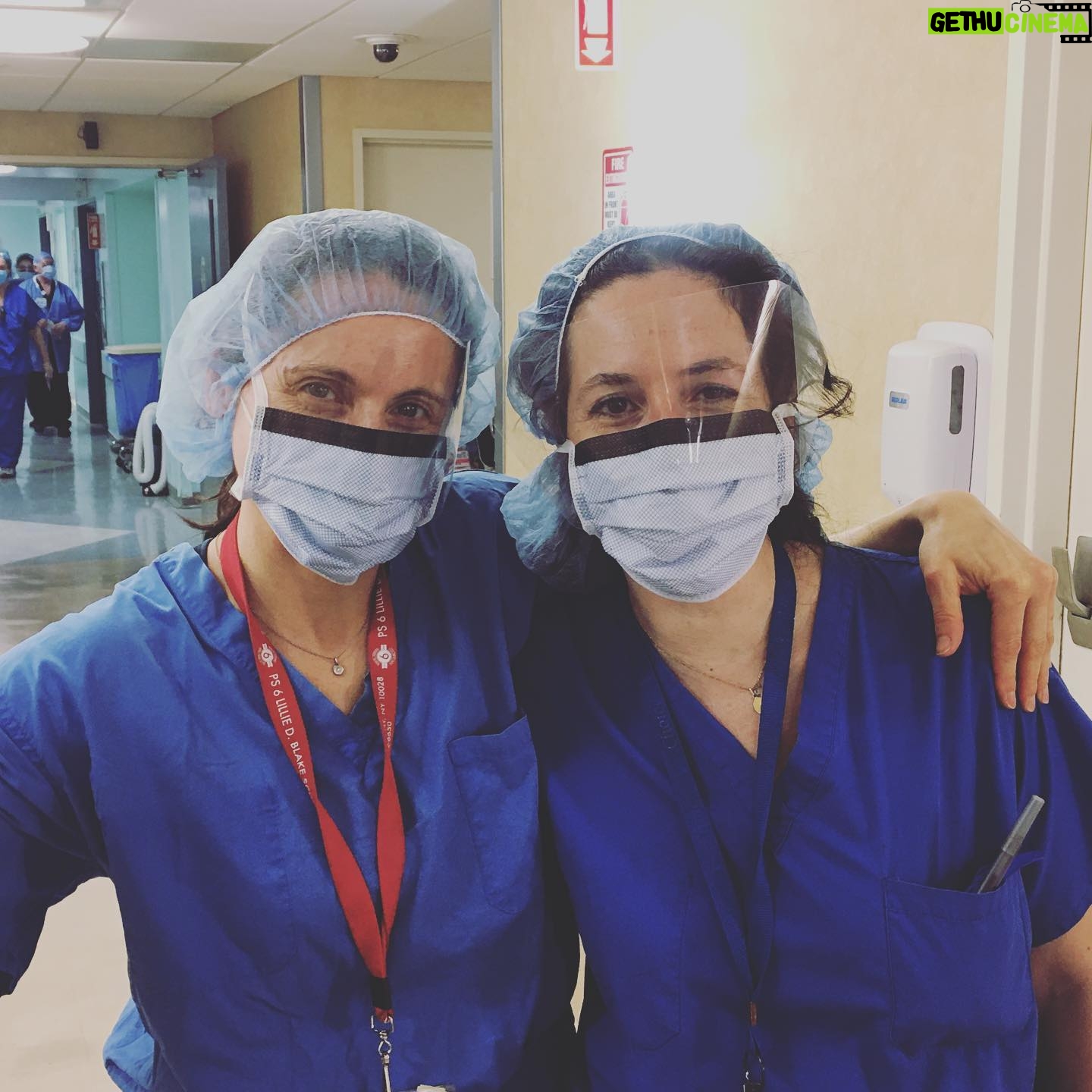 Rose Byrne Instagram - thinking of my friend Helen O’Keeffe today who is a nurse in the labor and delivery ward at Mount Sinai Hospital in New York City. Helen assisted delivering my two children. She and her incredible colleagues put their lives at risk every day delivering babies to mothers that are now showing to be positive for Covid-19. Helen is also a childbirth educator with a fantastic organization Fledgling Families that helps families prepare for their newborns which is now operating remotely. She and her team are on the front line dealing with some of the most vulnerable - pregnant women and newborns. with these new restrictions in place with visitations their roles are even more crucial as they are the family and the friends. My hats is off and my applause is loud for these incredible workers and all the workers still showing up and keeping everyone safe in this unprecedented time 🙌🏼 thank you 🙏🏼 @mountsinainyc @hokeef1999 FledglingFamilies.com