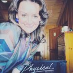 Rose Byrne Instagram - 💚when one of your oldest friends plays your therapist it can only be the most F 💚U 💚N 💚@therealalisonwright crushes it in the magical episode 9 of #physical @appletvplus 💚 streaming now