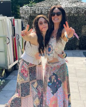 Rose McIver Instagram - I got to imitate Queen @sheilatabasco and be a d-grade flower in this weeks episode of @ghostscbs and it made me SO happy ✌🏼 🌸