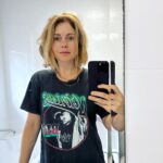 Rose McIver Instagram - 😌 no hairbrush, no worries ✌🏼