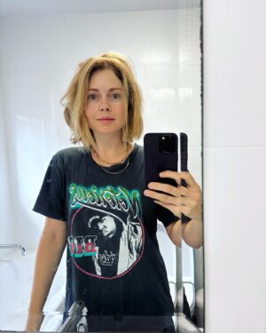 Rose McIver Instagram - 😌 no hairbrush, no worries ✌🏼